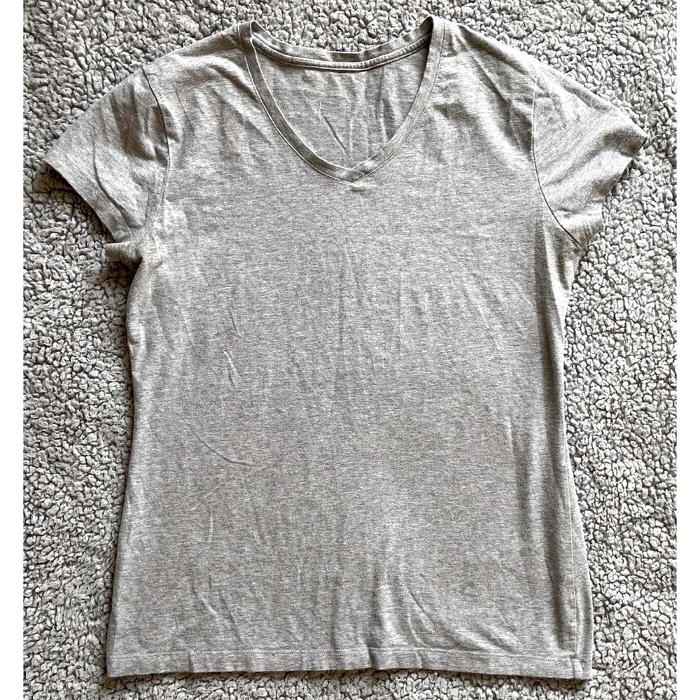 Mossimo Medium Gray Short Sleeve V-Neck T-Shirt.